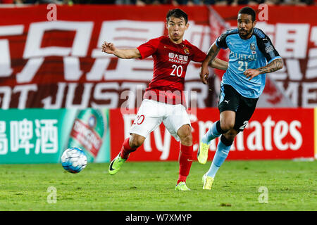 Yu Guangzhou in China Hanchao Evergrande F.C., Links, Herausforderungen Eduardo Neto der japanischen Kawasaki Frontale F.C. in ihrer Gruppe G Gleichen während der AFC Stockfoto