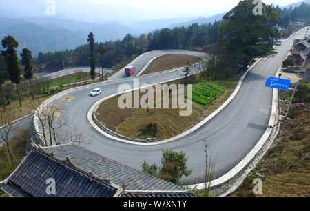 Luftaufnahme der Gebirgsstrasse mit 10 Haarnadelkurven in Taiyanghe Dorf, Enshi Tujia, Miao Autonomen Präfektur, der Central China Hubei p Stockfoto