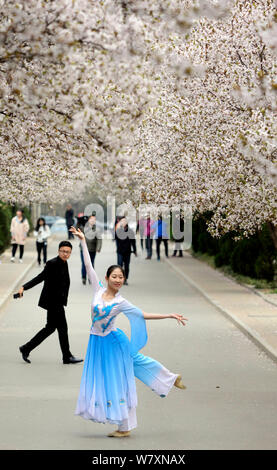 Ein Student von der Abteilung Tanz der Shandong Normal University in der chinesischen Tracht gekleidet posiert im Ji'nan City, East China Shandon Stockfoto