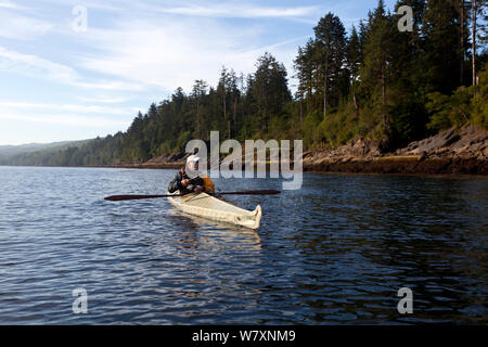 Phil Russell Angeln für Rockfish von Kayak in der Nähe von Dichtung und Sail Rock, Straße von Juan De Fuca, Washington, USA, August 2014. Model Released. Stockfoto