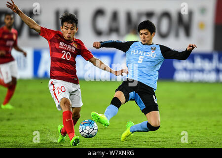 Yu Guangzhou in China Hanchao Evergrande F.C., Links, Herausforderungen Shogo Taniguchi der japanischen Kawasaki Frontale F.C. in ihrer Gruppe G Gleichen während der Stockfoto