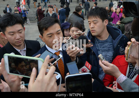 Robin Li Yanhong, Mitte, Vorsitzender und CEO von Baidu, ist von den Reportern umgeben, wie er in der Großen Halle des Volkes kommt die Öffnung ce zu besuchen Stockfoto