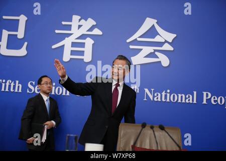 Der chinesische Außenminister Wang Yi spricht während einer Pressekonferenz für die 5. Tagung der 12. Nationalen Volkskongress (NVK) in Peking, China Stockfoto