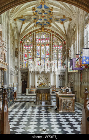 Warwick, Großbritannien - 15 Februar, 2013. Innenraum der Stiftskirche St. Mary in Warwick. Die Kirche ist senkrecht im gotischen Stil. Stockfoto