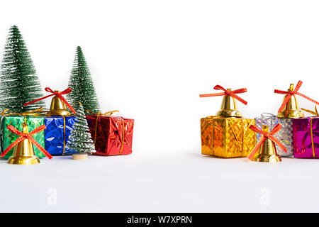 Weihnachten Hintergrund Konzept. Weihnachten Geschenk Box und Baum mit goldenen Glöckchen, Tannenzapfen, auf weißem Hintergrund Stockfoto