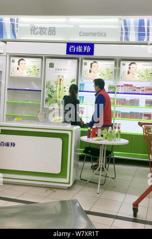 Chinesische Mitarbeiter Anzeige Kosmetik bei einem Lotte Mart der Lotte Group in Shanghai, China, 4. März 2017. Südkorea der Lotte Group, sagte am Montag (6 Mar Stockfoto