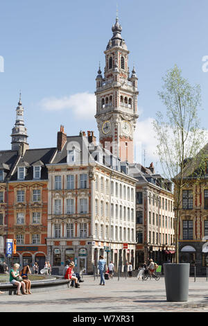 Lille, Frankreich - Juli 20., 2013. Place Charles de Gaulle und der Turm oberhalb von La Vieille Bourse de Lille, der ehemaligen Börse in der historischen Stockfoto