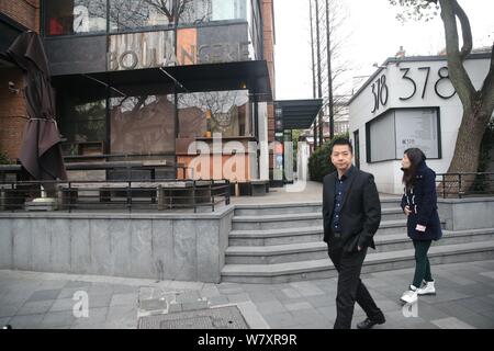 Fußgänger vorbei an den Flagship Store der französischen Bäckerei Farine vorübergehend für angeblich Verwendung abgelaufener Mehl auf Wukang Straße in Xuhui dis geschlossen Stockfoto