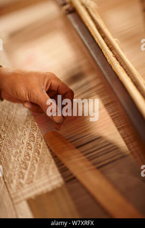 Weaver machen Seidentuch, Luang Prabang, Laos, März 2009. Stockfoto