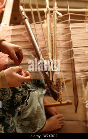 Weaver machen Seidentuch, Luang Prabang, Laos, März 2009. Stockfoto