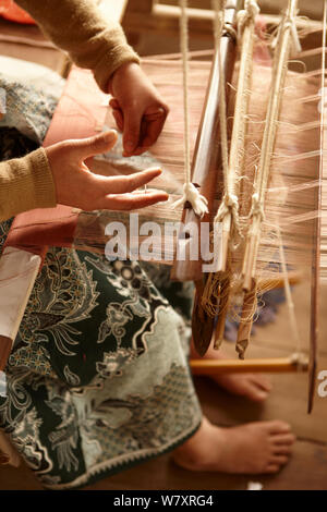 Weaver machen Seidentuch, Luang Prabang, Laos, März 2009. Stockfoto