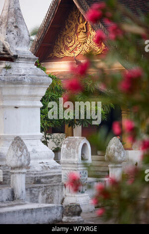 Wat Khili Tempel, mit Blumen im Vordergrund, Luang Prabang, Laos, März 2009. Stockfoto
