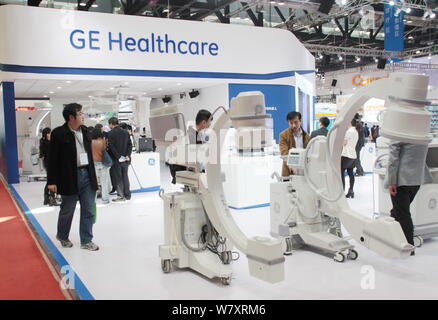 ---- Leute besuchen Sie den Stand von GE Healthcare von General Electric während einer Ausstellung in Peking, China, 27. März 2015. General Electric (GE) hat Stockfoto