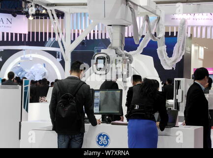 ---- Leute besuchen Sie den Stand von GE Healthcare von General Electric während einer Ausstellung in Peking, China, 27. März 2015. General Electric (GE) hat Stockfoto