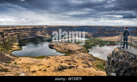 Trocken fällt, Klippen und See, ehemaliger Wasserfall, kanalisiert, in der Nähe der Scablands Coulee City, Sun Lakes-Dry Falls State Park, Washington State, USA Stockfoto