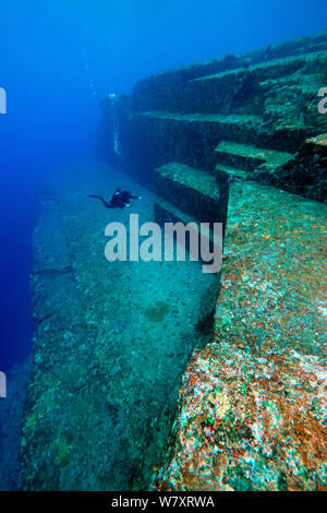 Taucher, die Untersuchung der Sandstein-Struktur des Yonaguni Unterwasser Denkmals, Yonaguni, Ostchinesisches Meer, Japan. Februar 2014. Stockfoto