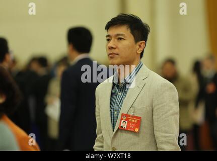 Robin Li Yanhong, Mitte, Vorsitzender und CEO von Baidu, kommt an der Großen Halle des Volkes der 3. Vollversammlung der Fünften Sitzung teilnehmen Stockfoto