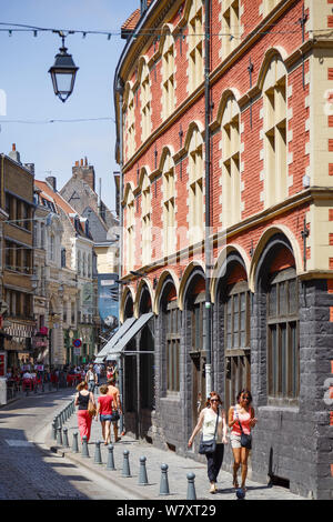 Lille, Frankreich - Juli 20., 2013. Touristen gehen Sie die Rue de la Monnaie außerhalb Musee Hospiz Comtesse, das alte Krankenhaus. Vieux-Lille, Lille, Frankreich Stockfoto