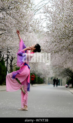 Ein Student von der Abteilung Tanz der Shandong Normal University in der chinesischen Tracht gekleidet posiert im Ji'nan City, East China Shandon Stockfoto