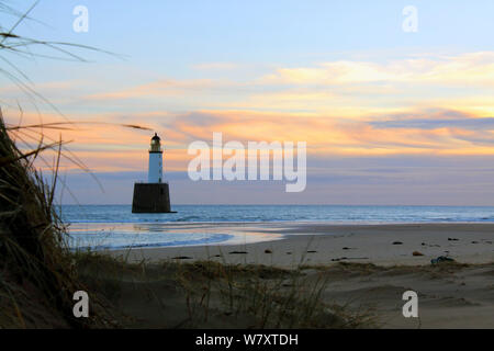 Sonnenaufgang am Rattray Head Lighthouse, Nordosten Schottlands, Januar 2014. Alle nicht-redaktionelle Verwendungen muß einzeln beendet werden. Stockfoto