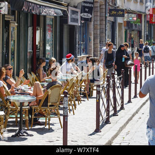 Lille, Frankreich - Juli 20., 2013. Frauen Touristen sitzen an den Tischen auf dem Bürgersteig außerhalb einer typisch französischen Café in der historischen Altstadt von Lille, Frankreich Stockfoto