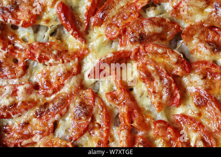 Pizza Hintergrund, frisch gebackenem Kuchen mit Käse, Fleisch und Tomaten, Ansicht von oben Stockfoto