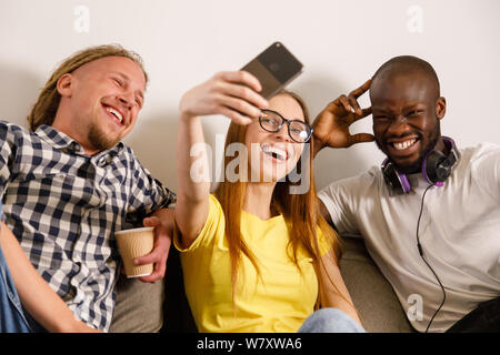 Happy multiethnischen Jugendliche unter selfie mit Smartphone zu Hause Stockfoto