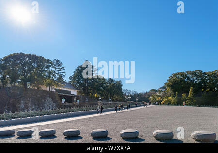 Imperial Palace mit Blick auf die Nishinomaru Tor und das seimon Ishibashi und Seimon Tetsubashi Brücken, Tokio, Japan Stockfoto