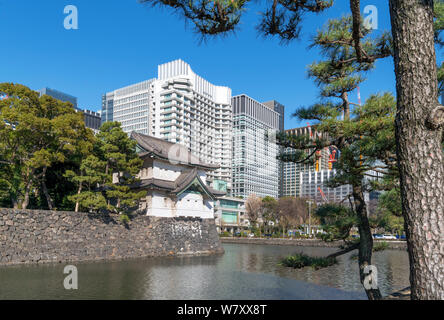 Sakurada-mon und Wolkenkratzer im Marunouchi Bezirk in der Nähe des Kikyō-Mo tor des Imperial Palace, Tokio, Japan Stockfoto