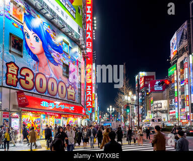 Leuchtreklamen und Billboards in der Nacht auf yasukuni-dori, die Hauptstraße von Shinjuku, Tokyo, Japan Stockfoto