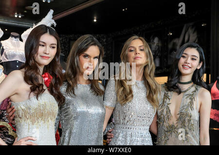 (Von links) chinesische Modell er Sui, brasilianische Model Alessandra Ambrosio, dänische Modell Josephine Skriver, und Chinesische Modell Xi Mengyao, besser bekannt als M Stockfoto