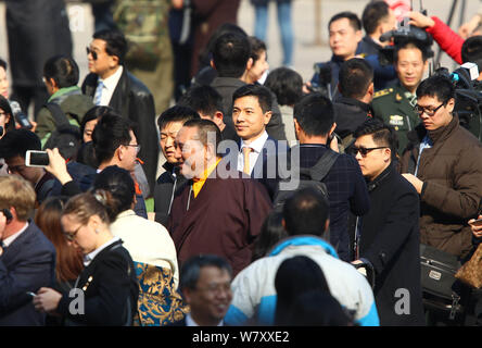 Robin Li Yanhong, Mitte, Vorsitzender und CEO von Baidu, ist von den Reportern umgeben, wie er in der Großen Halle des Volkes kommt die Öffnung ce zu besuchen Stockfoto
