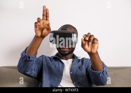 Junge afrikanische Mann mit Virtual reality Brillen in der modernen Flachbild Bärtigen Stockfoto