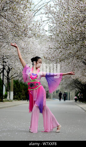 Ein Student von der Abteilung Tanz der Shandong Normal University in der chinesischen Tracht gekleidet posiert im Ji'nan City, East China Shandon Stockfoto