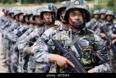 ------ Chinesische Soldaten der PLA (Volksbefreiungsarmee) Praxis während einer Schulung in Heihe Stadt, im Nordosten Chinas Heilongjiang provin Stockfoto