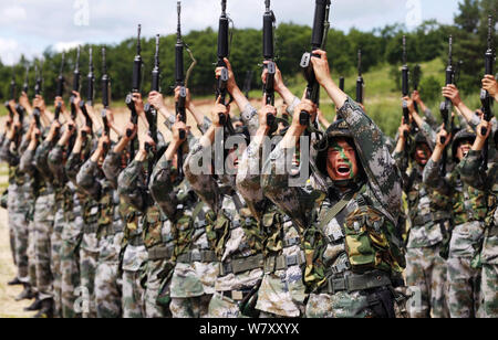 ------ Chinesische Soldaten der PLA (Volksbefreiungsarmee) Praxis während einer Schulung in Heihe Stadt, im Nordosten Chinas Heilongjiang provin Stockfoto