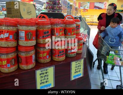 ------ Kunden shop für Schweinefleisch zu einem Walmart Supermarkt in der Stadt Yichang, Provinz Hubei in Zentralchina, 10. März 2015. Stockfoto