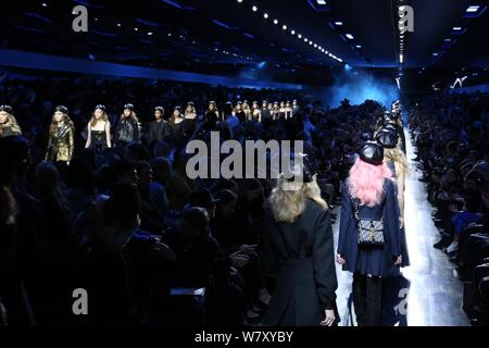 Modelle zeigen neue Kreationen an der Christian Dior Fashion Show in Paris Fashion Week Herbst/Winter 2017 in Paris, Frankreich, 3. März 2017. Stockfoto