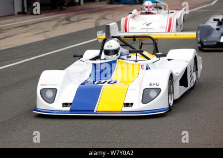 Kevin Cooke fährt sein 1975, März 75 S, in der Boxengasse für den Beginn des Qualifying für die hscc Thundersports Rennen Stockfoto