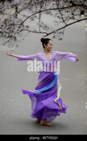 Ein Student von der Abteilung Tanz der Shandong Normal University in der chinesischen Tracht gekleidet posiert im Ji'nan City, East China Shandon Stockfoto