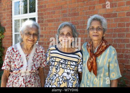 Buckingham, Großbritannien - 05.Juli 2019. Drei alte ältere indische Frauen (Schwestern, Geschwister) pose Lächeln für ein ehrliches Porträt an einer Wiedervereinigung in Großbritannien. Stockfoto