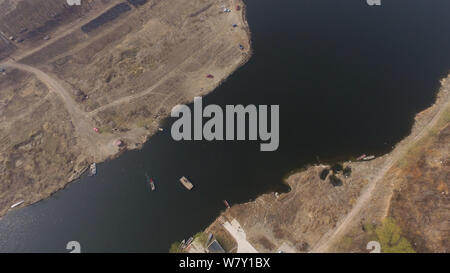 Eine Luftaufnahme eines chinesischen Pendler aus der Provinz Hebei Yanjiao übersetzende sein Auto zu Pekings Tongzhou Bezirk über die chaobai River an der Grenze von Beij Stockfoto