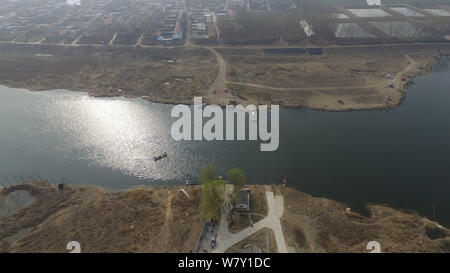 Eine Luftaufnahme eines chinesischen Pendler aus der Provinz Hebei Yanjiao übersetzende sein Auto zu Pekings Tongzhou Bezirk über die chaobai River an der Grenze von Beij Stockfoto