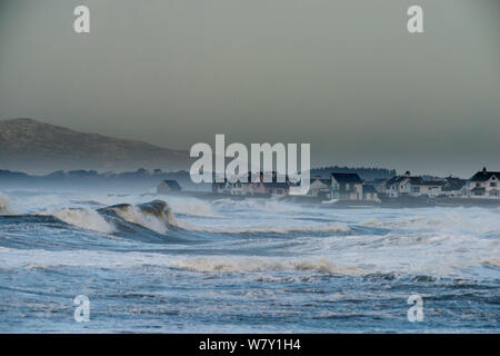 Meer Häuser zu einem Sturm in der Irischen See, Rhosneigr, Anglesey, Wales ausgesetzt. Mai 2012. Stockfoto