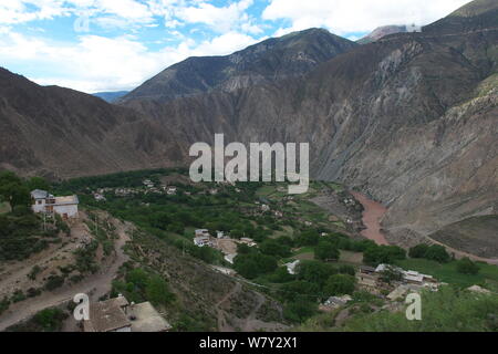 Blick auf den Ort von Bergen, in der Nähe von Lantsang Mekong Fluss, Berg Kawakarpo, Meri Snow Mountain National Park, Provinz Yunnan, China. Stockfoto