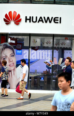 ---- Fußgänger vorbei an einem Geschäft von Huawei in Chongqing, China, 1. Juni 2016. Chinesischer Telekommunikationsriese Huawei verkündete Dienstag (21 Marc Stockfoto