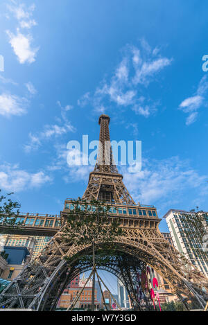 Blick auf eine Hälfte - Nachbildung des Eiffelturms auf dem Pariser Macau Casino Resort in Macau, China, 23. Januar 2017. Der südlichen Chinesischen casino ga Stockfoto