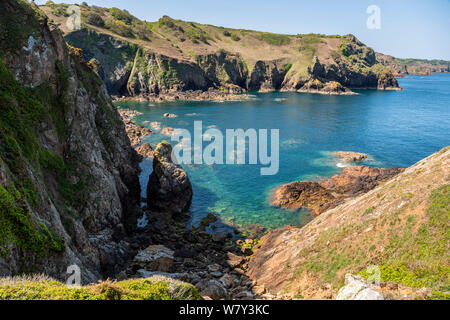 Blick entlang der Nordküste von Bohrung die Aussichtsplattform des Teufels, Jersey Stockfoto