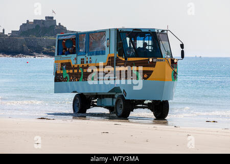 Eine der amphibischen Fahrzeugen, die Touristen zu Elizabeth Castle, Jerseyusa. Stockfoto