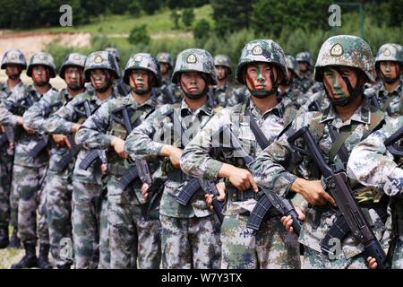 ------ Chinesische Soldaten der PLA (Volksbefreiungsarmee) Praxis während einer Schulung in Heihe Stadt, im Nordosten Chinas Heilongjiang provin Stockfoto